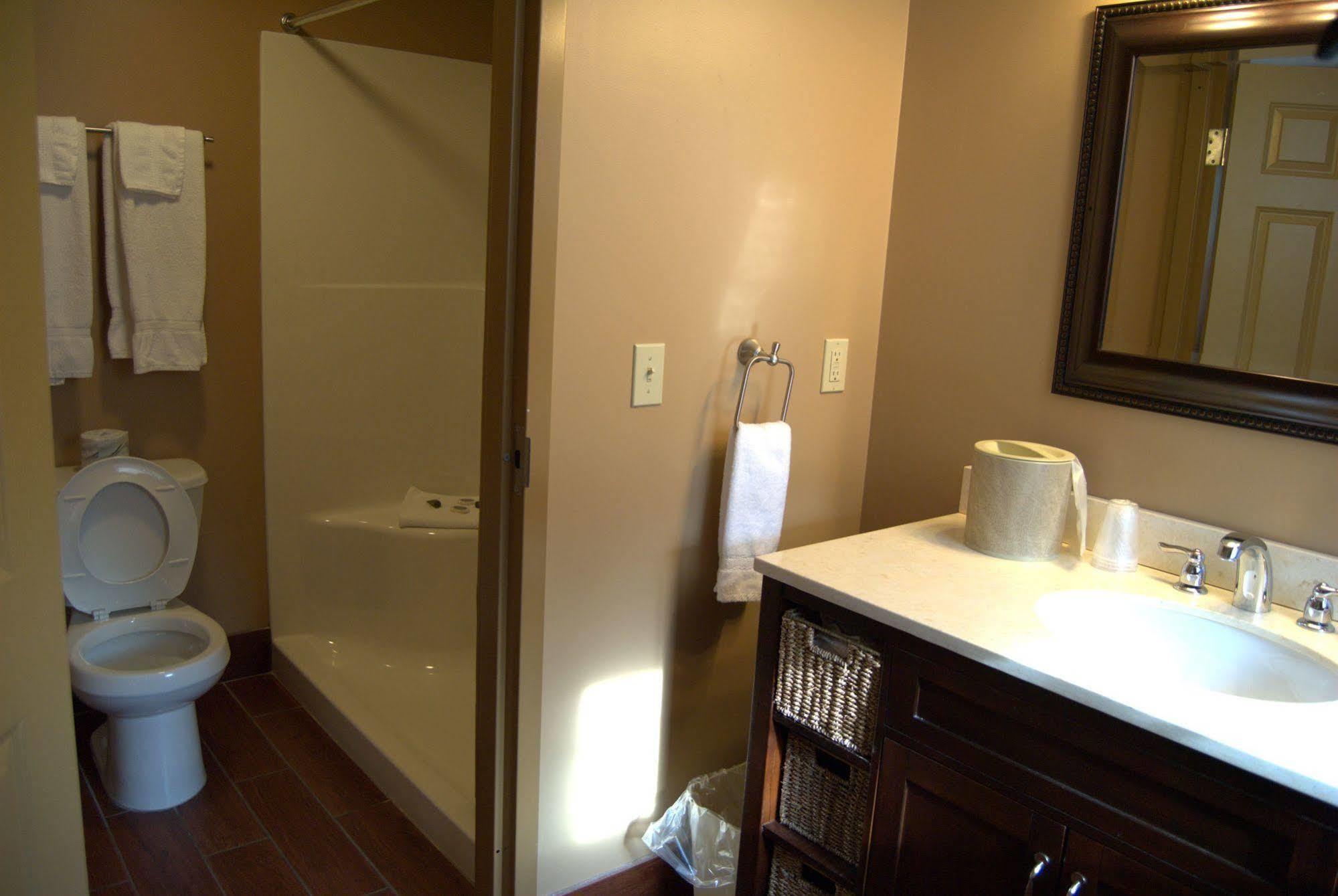 Put-In-Bay Victory Station Hotel ภายนอก รูปภาพ